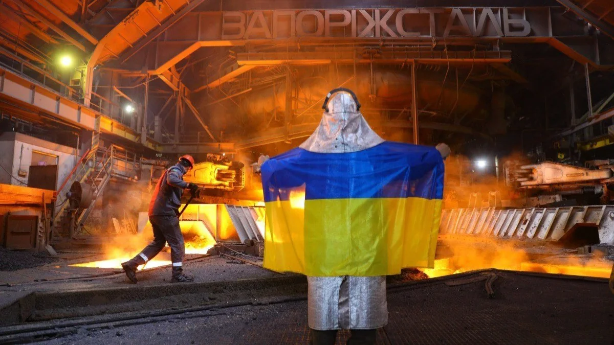 Украинские металлурги на Запорожстали с флагом в горячем цехе