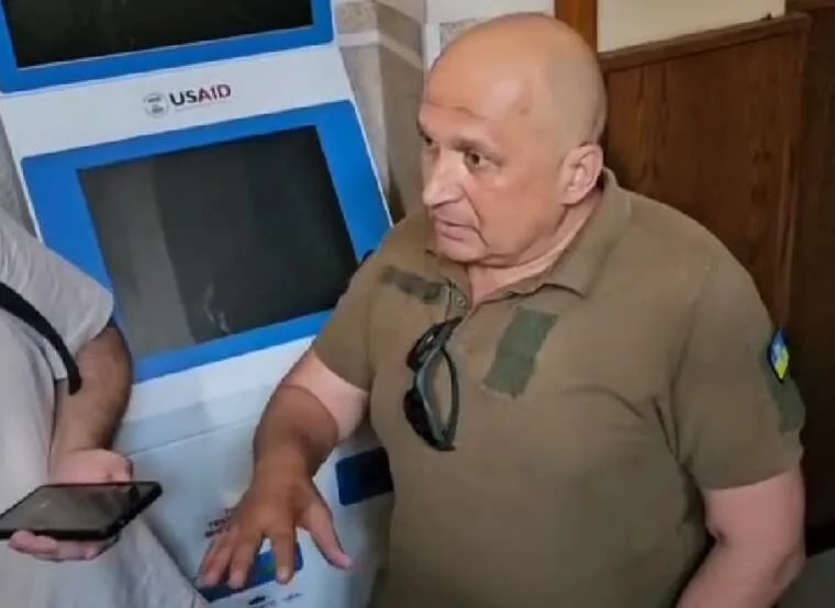Ветеран Володимир Бойко біля термінала USAID