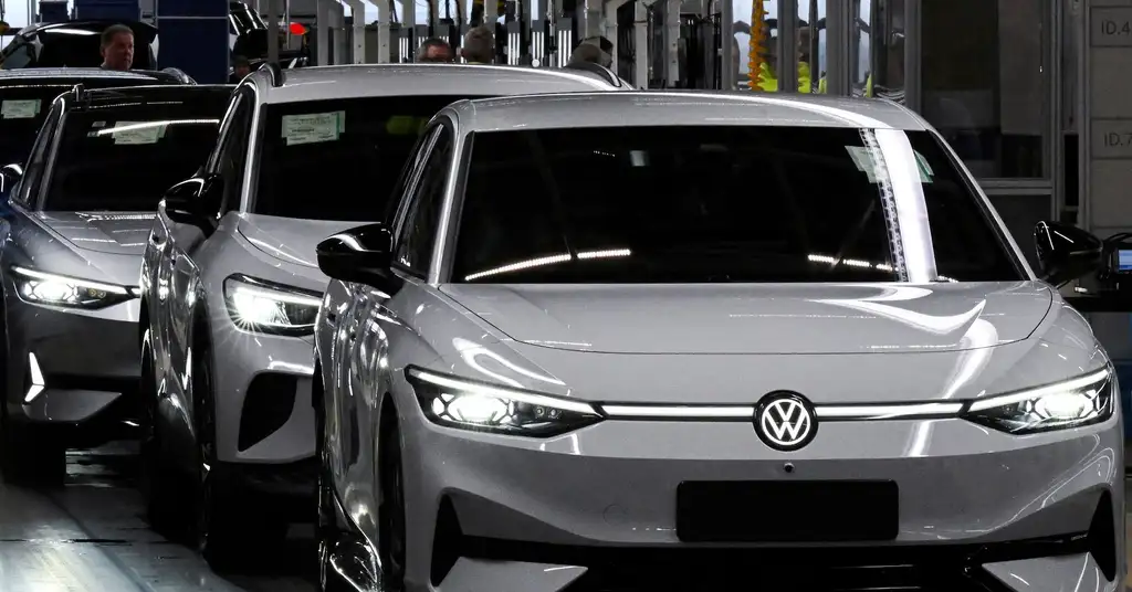Электрокары Volkswagen на конвейере завода перед сокращением модельного ряда