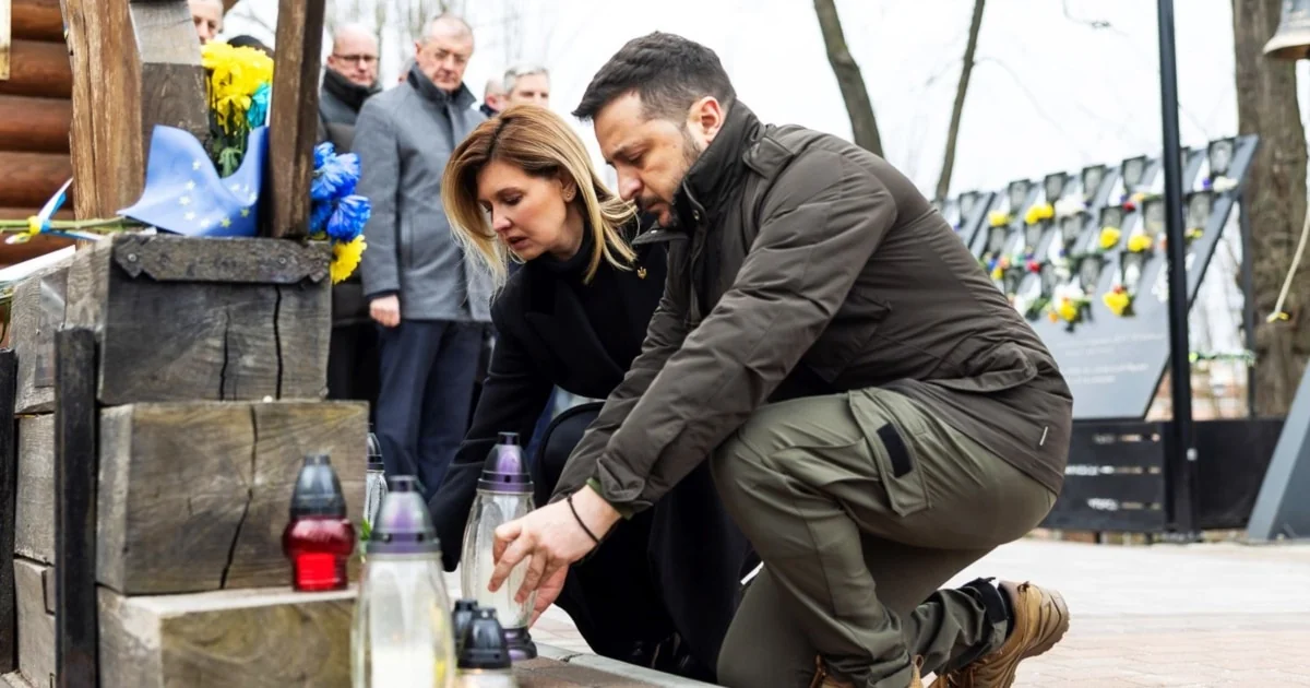 Володимир Зеленський з дружиною вшановує память біля меморіалу зі свічками