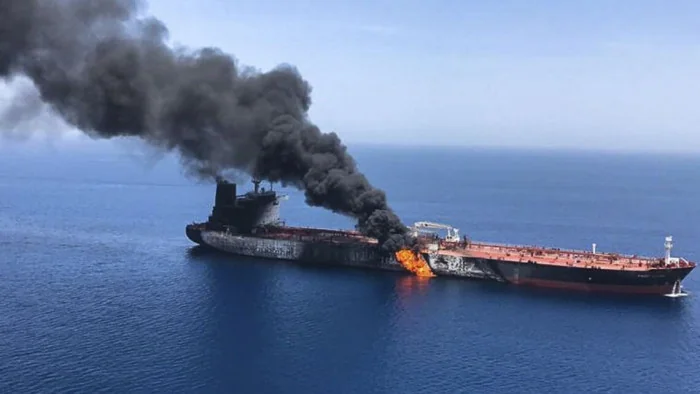 Палаючий танкер РФ в Азовському морі після удару ЗСУ