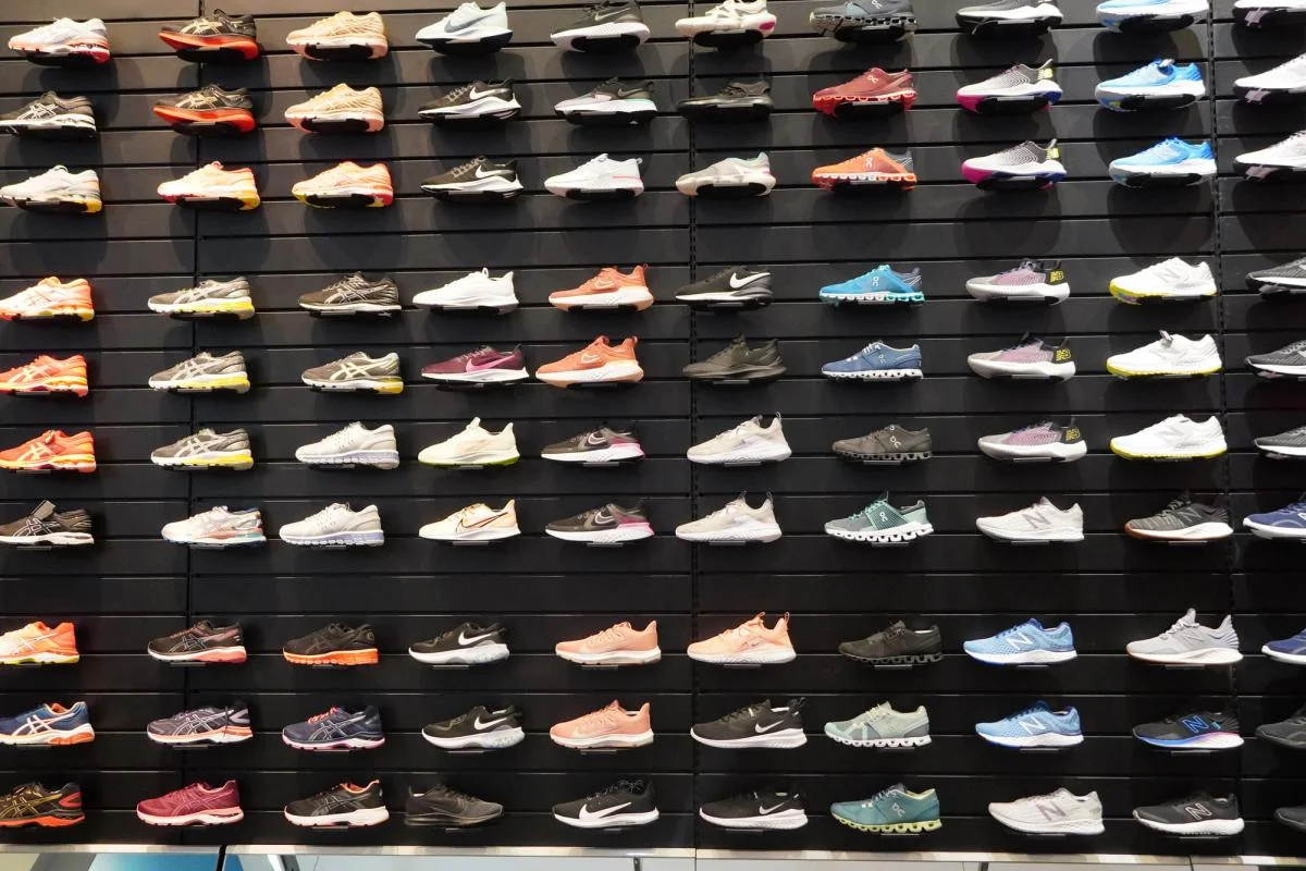 Кросівки Skechers у стилі 90-х підкорили жінок 50+