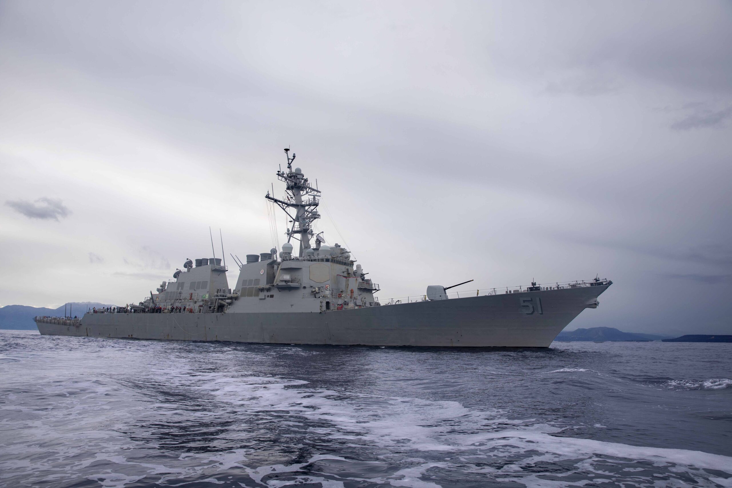 Американский эсминец с бортовым номером 51 в открытом море