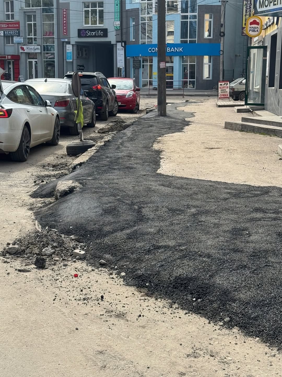 Свіжий асфальт на розритому тротуарі вул. Гоголя в Тернополі серед припаркованих авто