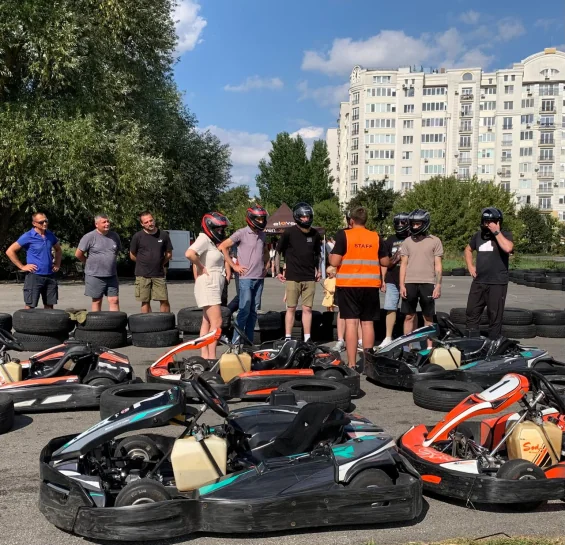 Ветерани й інструктори в шоломах біля картингів на треку в Тернополі